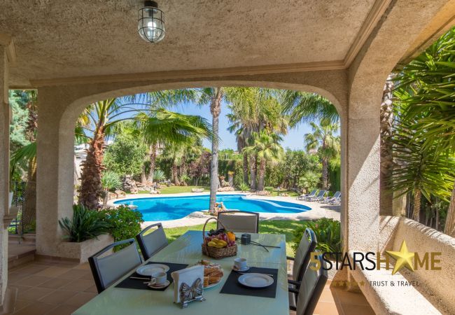 Villa with pool for 8 adults + children in Inca, Mallorca 4 double bedrooms, 3 bathrooms, free Wifi, air conditioning, large pool and large garden area.