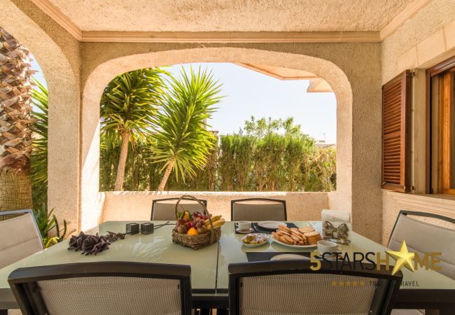 Villa with pool for 8 adults + children in Inca, Mallorca 4 double bedrooms, 3 bathrooms, free Wifi, air conditioning, large pool and large garden area.