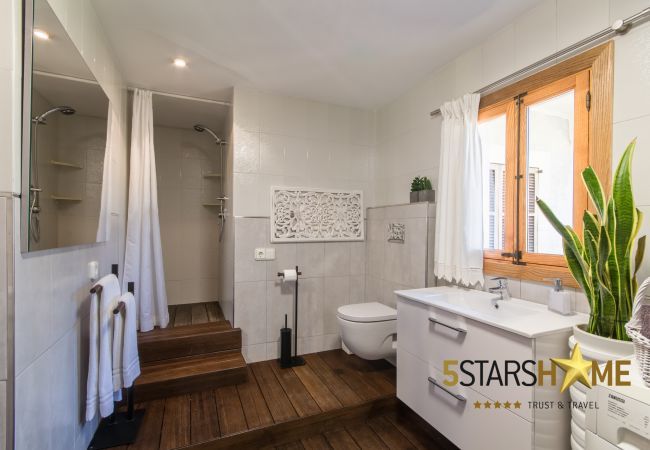 Villa with pool for 8 adults + children in Inca, Mallorca 4 double bedrooms, 3 bathrooms, free Wifi, air conditioning, large pool and large garden area.