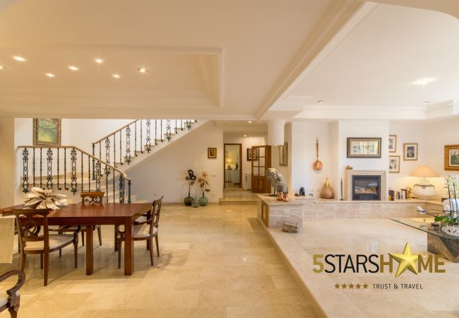 Villa with pool for 8 adults + children in Inca, Mallorca 4 double bedrooms, 3 bathrooms, free Wifi, air conditioning, large pool and large garden area.