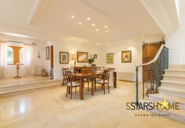 Villa with pool for 8 adults + children in Inca, Mallorca 4 double bedrooms, 3 bathrooms, free Wifi, air conditioning, large pool and large garden area.
