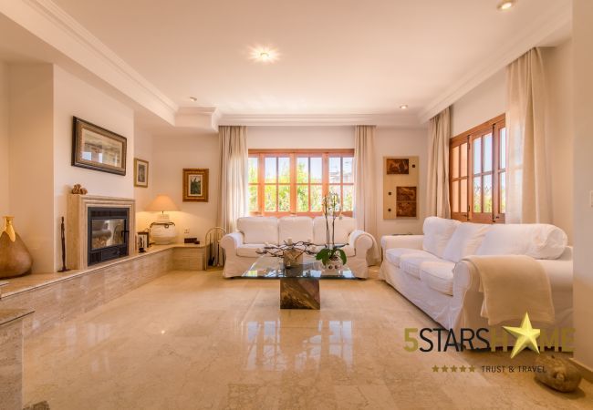 Villa with pool for 8 adults + children in Inca, Mallorca 4 double bedrooms, 3 bathrooms, free Wifi, air conditioning, large pool and large garden area.