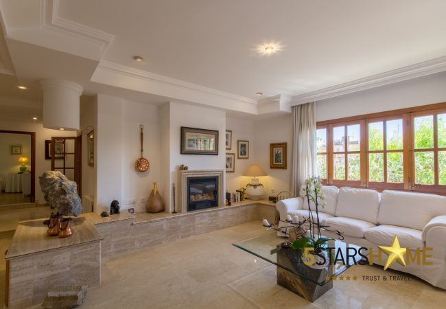Villa with pool for 8 adults + children in Inca, Mallorca 4 double bedrooms, 3 bathrooms, free Wifi, air conditioning, large pool and large garden area.