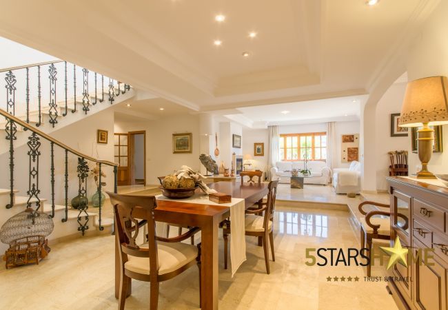 Villa with pool for 8 adults + children in Inca, Mallorca 4 double bedrooms, 3 bathrooms, free Wifi, air conditioning, large pool and large garden area.