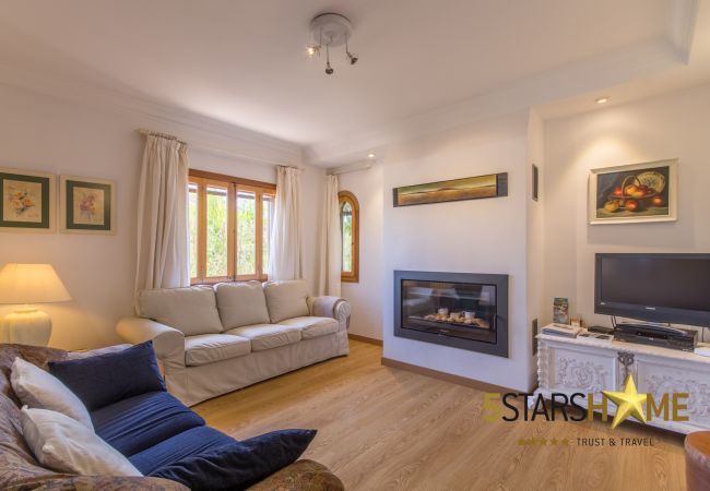 Villa with pool for 8 adults + children in Inca, Mallorca 4 double bedrooms, 3 bathrooms, free Wifi, air conditioning, large pool and large garden area.