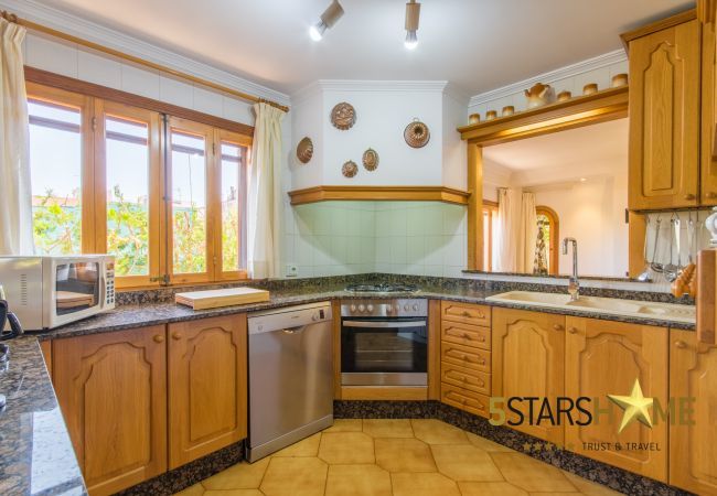 Villa with pool for 8 adults + children in Inca, Mallorca 4 double bedrooms, 3 bathrooms, free Wifi, air conditioning, large pool and large garden area.
