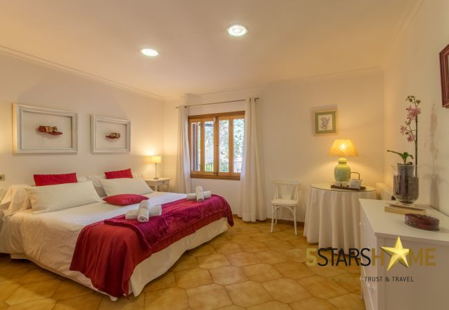 Villa with pool for 8 adults + children in Inca, Mallorca 4 double bedrooms, 3 bathrooms, free Wifi, air conditioning, large pool and large garden area.