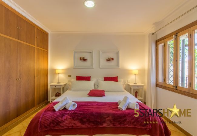 Villa with pool for 8 adults + children in Inca, Mallorca 4 double bedrooms, 3 bathrooms, free Wifi, air conditioning, large pool and large garden area.