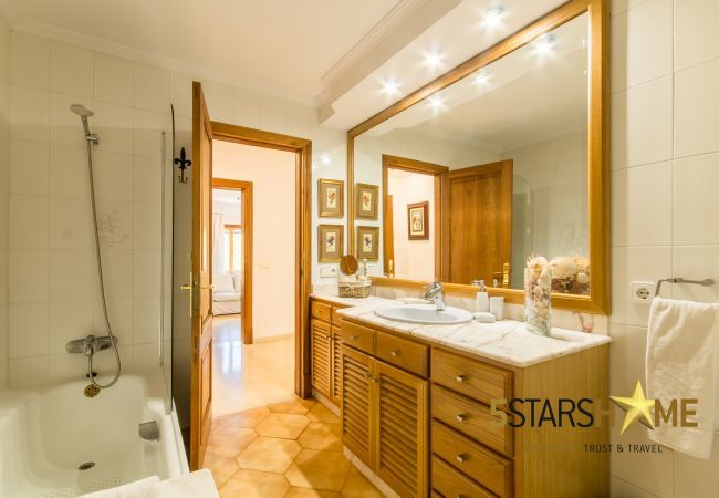 Villa with pool for 8 adults + children in Inca, Mallorca 4 double bedrooms, 3 bathrooms, free Wifi, air conditioning, large pool and large garden area.