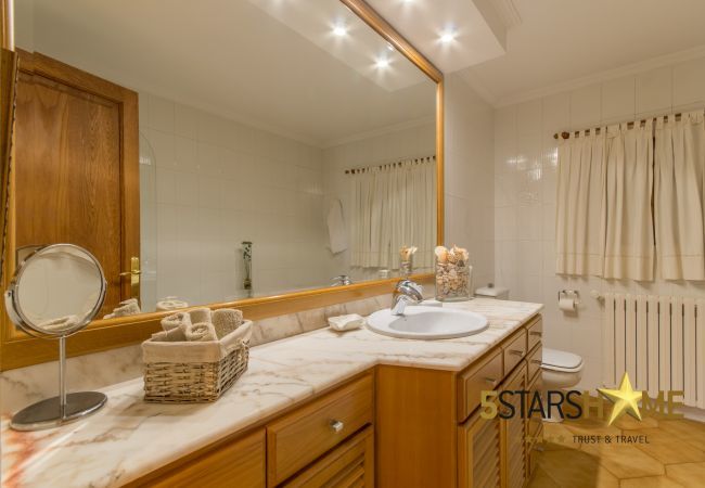Villa with pool for 8 adults + children in Inca, Mallorca 4 double bedrooms, 3 bathrooms, free Wifi, air conditioning, large pool and large garden area.