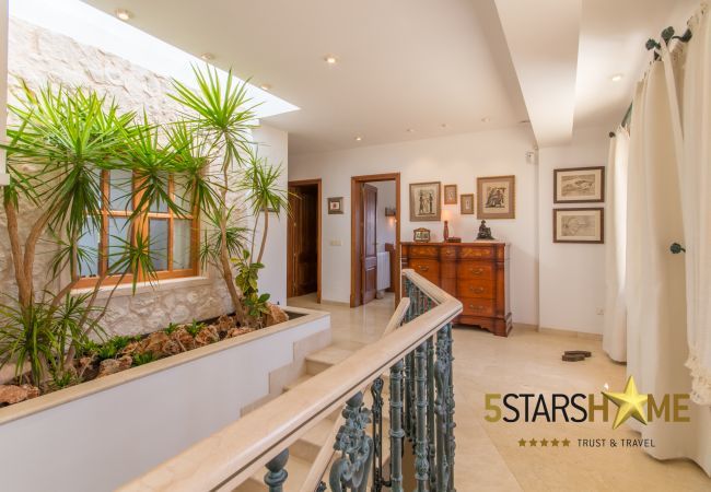 Villa with pool for 8 adults + children in Inca, Mallorca 4 double bedrooms, 3 bathrooms, free Wifi, air conditioning, large pool and large garden area.