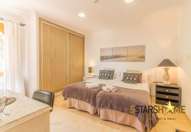 Villa with pool for 8 adults + children in Inca, Mallorca 4 double bedrooms, 3 bathrooms, free Wifi, air conditioning, large pool and large garden area.