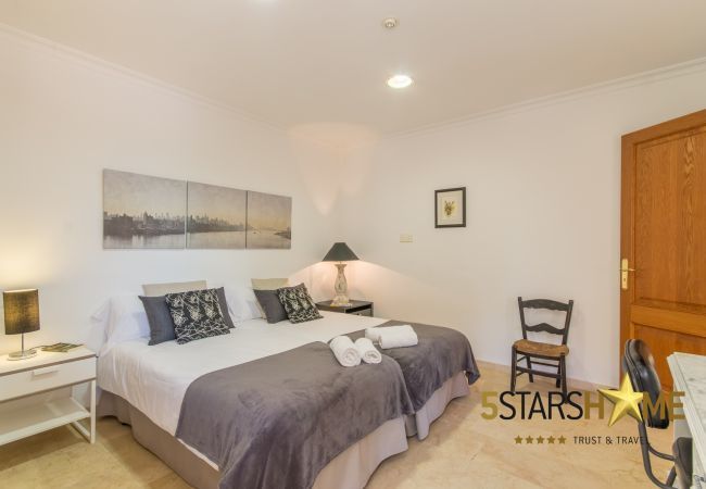 Villa with pool for 8 adults + children in Inca, Mallorca 4 double bedrooms, 3 bathrooms, free Wifi, air conditioning, large pool and large garden area.