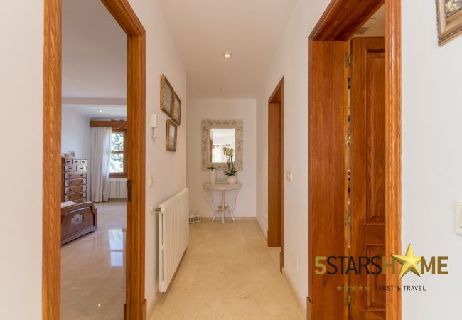 Villa with pool for 8 adults + children in Inca, Mallorca 4 double bedrooms, 3 bathrooms, free Wifi, air conditioning, large pool and large garden area.