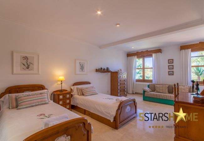 Villa with pool for 8 adults + children in Inca, Mallorca 4 double bedrooms, 3 bathrooms, free Wifi, air conditioning, large pool and large garden area.