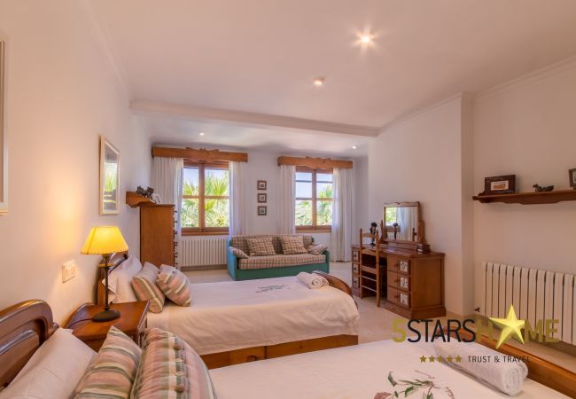 Villa with pool for 8 adults + children in Inca, Mallorca 4 double bedrooms, 3 bathrooms, free Wifi, air conditioning, large pool and large garden area.