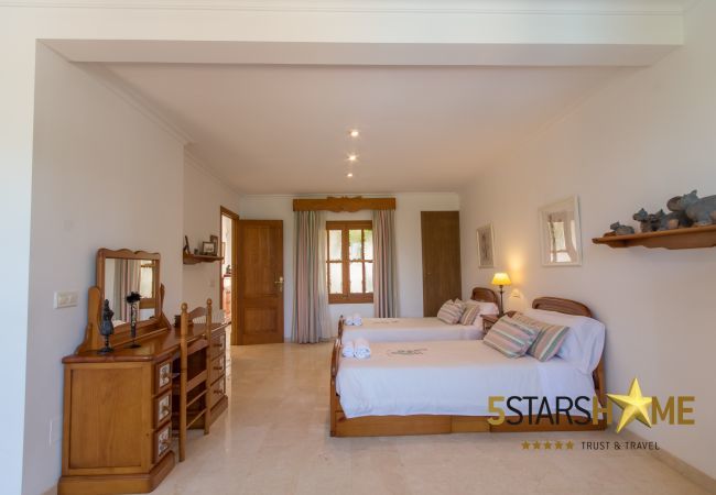Villa with pool for 8 adults + children in Inca, Mallorca 4 double bedrooms, 3 bathrooms, free Wifi, air conditioning, large pool and large garden area.
