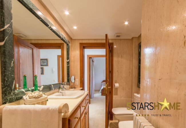 Villa with pool for 8 adults + children in Inca, Mallorca 4 double bedrooms, 3 bathrooms, free Wifi, air conditioning, large pool and large garden area.