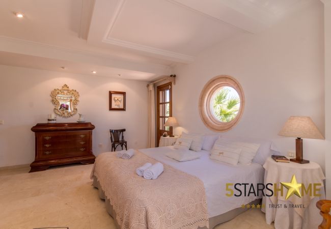 Villa with pool for 8 adults + children in Inca, Mallorca 4 double bedrooms, 3 bathrooms, free Wifi, air conditioning, large pool and large garden area.
