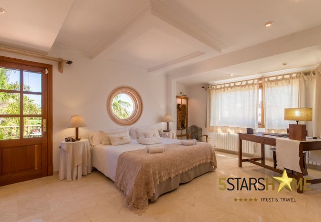 Villa with pool for 8 adults + children in Inca, Mallorca 4 double bedrooms, 3 bathrooms, free Wifi, air conditioning, large pool and large garden area.