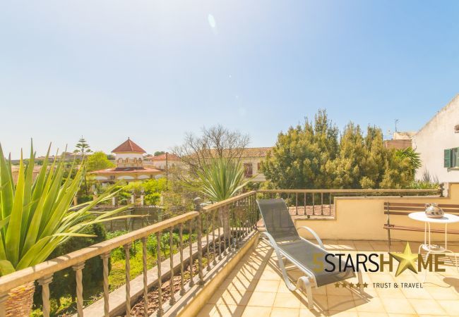 Villa with pool for 8 adults + children in Inca, Mallorca 4 dormitorios dobles, 3 baños, Wifi gratuito, Aire Acondicionado, gran Piscina y zona de jardín muy amplia.