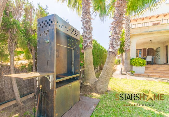 Villa with pool for 8 adults + children in Inca, Mallorca 4 double bedrooms, 3 bathrooms, free Wifi, air conditioning, large pool and large garden area.