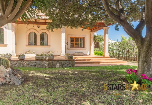 Villa with pool for 8 adults + children in Inca, Mallorca 4 double bedrooms, 3 bathrooms, free Wifi, air conditioning, large pool and large garden area.