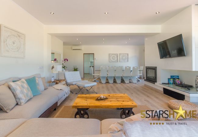 Villa with pool for 12 persons in Sant Jordi, Mallorca 6 DBR, 6 bathrooms en suite, 1 extra bathroom, AC, free Wifi, music system, garden, pool, BBQ and relaxation areas.