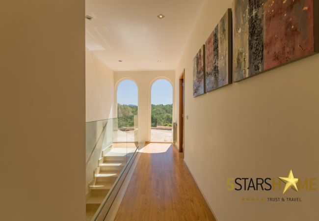 Villa with pool for 12 persons in Sant Jordi, Mallorca 6 hab. dobles, 6 baños en suite, 1 b. adicional, AC, Wifi gratis, equipo de música, jardín, piscina, BBQ y zonas de relax.