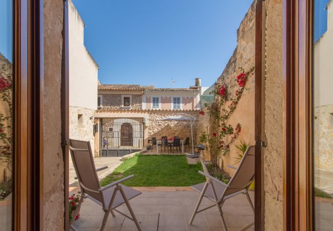 Townhouse for 6 persons in Búger, Mallorca 3 double bedrooms, 2 bathrooms, garden, terrace, BBQ, fireplace, free WIFI, heating, AC in living room and some bedrooms.