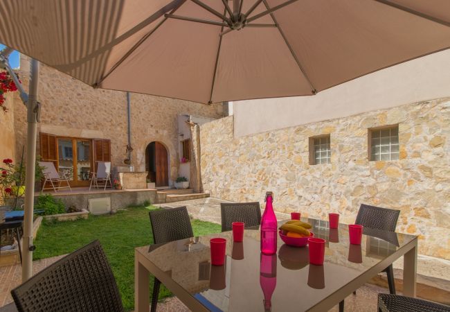 Townhouse for 6 persons in Búger, Mallorca 3 double bedrooms, 2 bathrooms, garden, terrace, BBQ, fireplace, free WIFI, heating, AC in living room and some bedrooms.