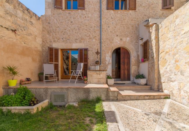 Townhouse for 6 persons in Búger, Mallorca 3 double bedrooms, 2 bathrooms, garden, terrace, BBQ, fireplace, free WIFI, heating, AC in living room and some bedrooms.