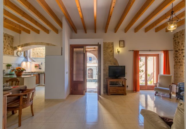 Townhouse for 6 persons in Búger, Mallorca 3 double bedrooms, 2 bathrooms, garden, terrace, BBQ, fireplace, free WIFI, heating, AC in living room and some bedrooms.