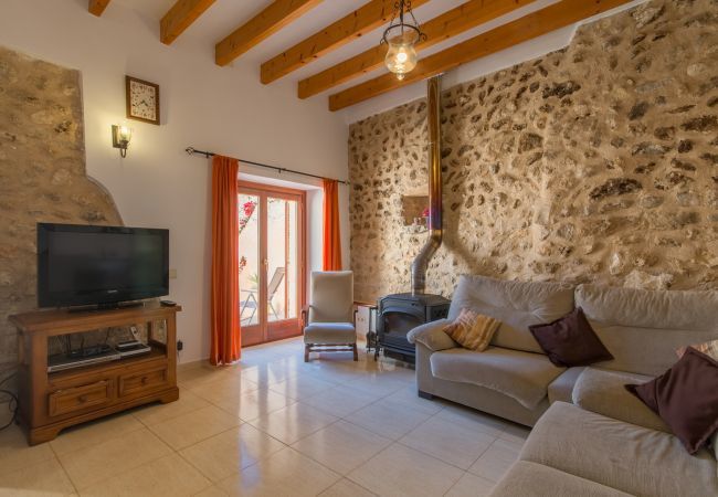 Townhouse for 6 persons in Búger, Mallorca 3 double bedrooms, 2 bathrooms, garden, terrace, BBQ, fireplace, free WIFI, heating, AC in living room and some bedrooms.