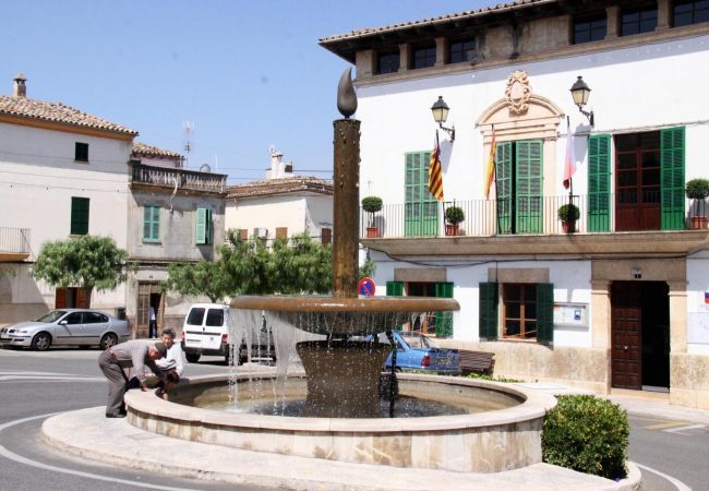 Townhouse for 6 persons in Búger, Mallorca 3 double bedrooms, 2 bathrooms, garden, terrace, BBQ, fireplace, free WIFI, heating, AC in living room and some bedrooms.