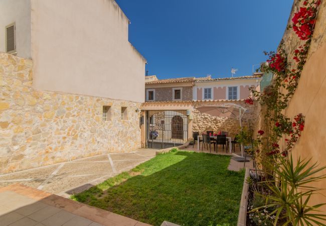 Townhouse for 6 persons in Búger, Mallorca 3 double bedrooms, 2 bathrooms, garden, terrace, BBQ, fireplace, free WIFI, heating, AC in living room and some bedrooms.