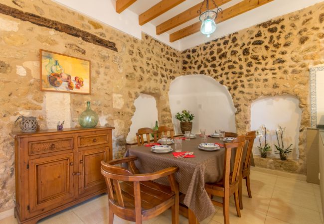 Townhouse for 6 persons in Búger, Mallorca 3 double bedrooms, 2 bathrooms, garden, terrace, BBQ, fireplace, free WIFI, heating, AC in living room and some bedrooms.