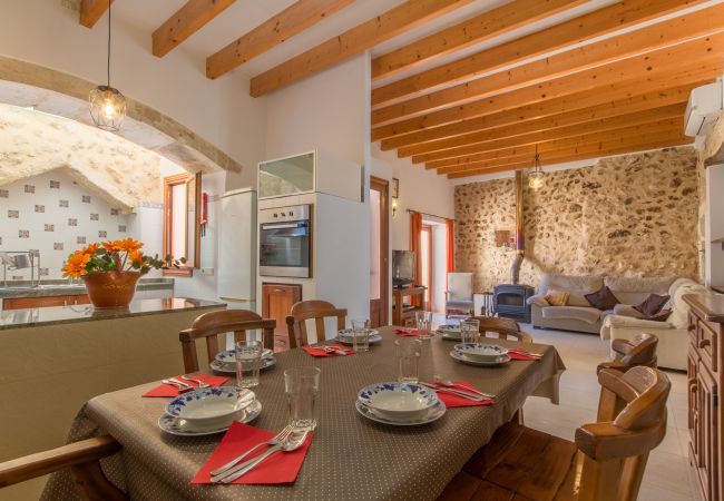 Townhouse for 6 persons in Búger, Mallorca 3 double bedrooms, 2 bathrooms, garden, terrace, BBQ, fireplace, free WIFI, heating, AC in living room and some bedrooms.
