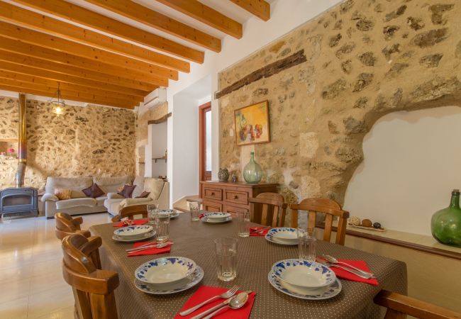 Townhouse for 6 persons in Búger, Mallorca 3 double bedrooms, 2 bathrooms, garden, terrace, BBQ, fireplace, free WIFI, heating, AC in living room and some bedrooms.
