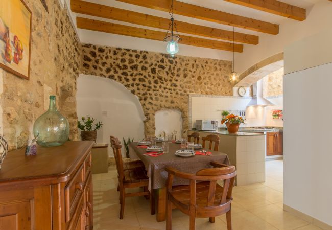 Townhouse for 6 persons in Búger, Mallorca 3 double bedrooms, 2 bathrooms, garden, terrace, BBQ, fireplace, free WIFI, heating, AC in living room and some bedrooms.
