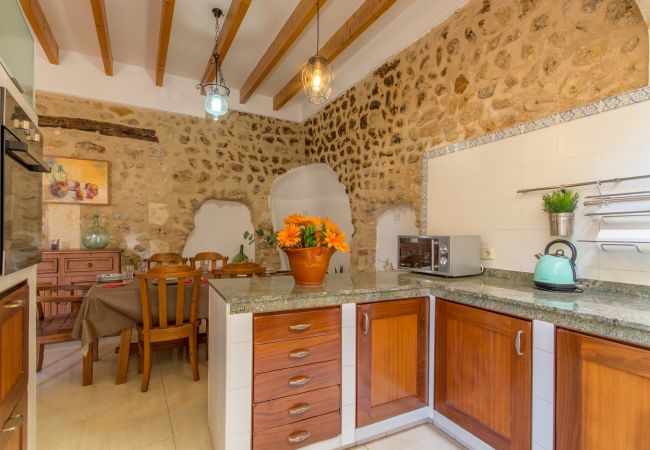 Townhouse for 6 persons in Búger, Mallorca 3 double bedrooms, 2 bathrooms, garden, terrace, BBQ, fireplace, free WIFI, heating, AC in living room and some bedrooms.