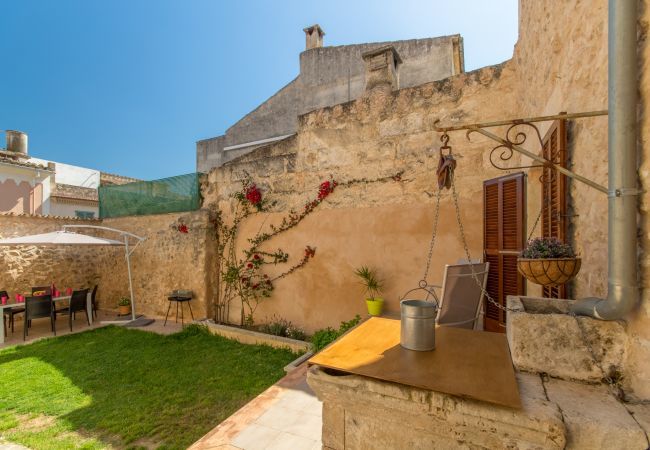 Townhouse for 6 persons in Búger, Mallorca 3 dormitorios dobles, 2 baños, jardín, terraza, BBQ, chimenea, WIFI gratis, calefacción, AC en salón y algunos dormitorios.