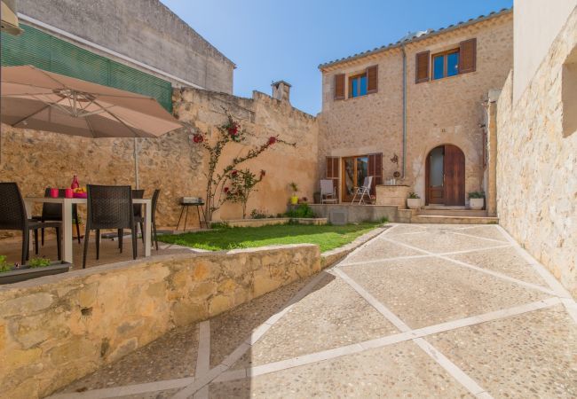 Townhouse for 6 persons in Búger, Mallorca 3 double bedrooms, 2 bathrooms, garden, terrace, BBQ, fireplace, free WIFI, heating, AC in living room and some bedrooms.