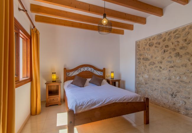 Townhouse for 6 persons in Búger, Mallorca 3 double bedrooms, 2 bathrooms, garden, terrace, BBQ, fireplace, free WIFI, heating, AC in living room and some bedrooms.