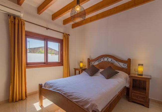 Townhouse for 6 persons in Búger, Mallorca 3 double bedrooms, 2 bathrooms, garden, terrace, BBQ, fireplace, free WIFI, heating, AC in living room and some bedrooms.