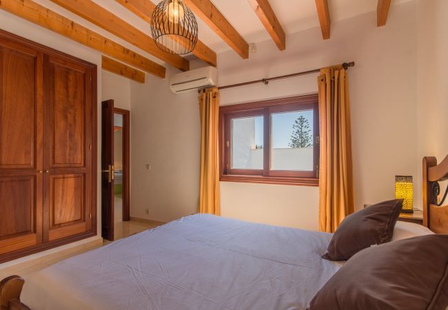 Townhouse for 6 persons in Búger, Mallorca 3 dormitorios dobles, 2 baños, jardín, terraza, BBQ, chimenea, WIFI gratis, calefacción, AC en salón y algunos dormitorios.