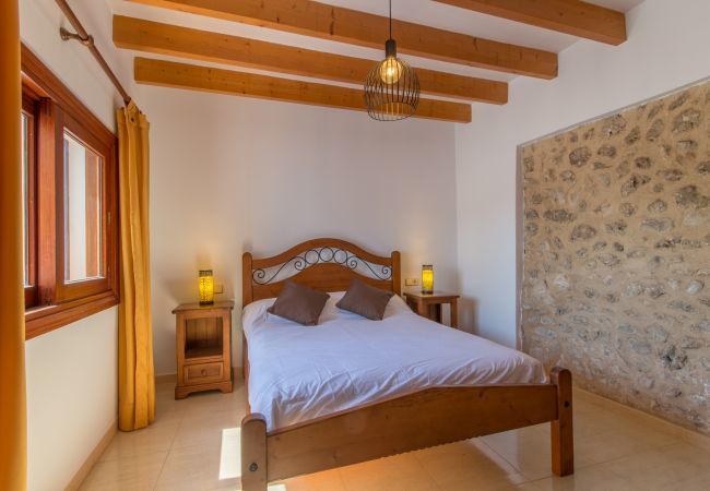 Townhouse for 6 persons in Búger, Mallorca 3 double bedrooms, 2 bathrooms, garden, terrace, BBQ, fireplace, free WIFI, heating, AC in living room and some bedrooms.