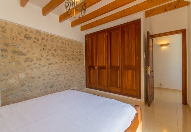 Townhouse for 6 persons in Búger, Mallorca 3 double bedrooms, 2 bathrooms, garden, terrace, BBQ, fireplace, free WIFI, heating, AC in living room and some bedrooms.