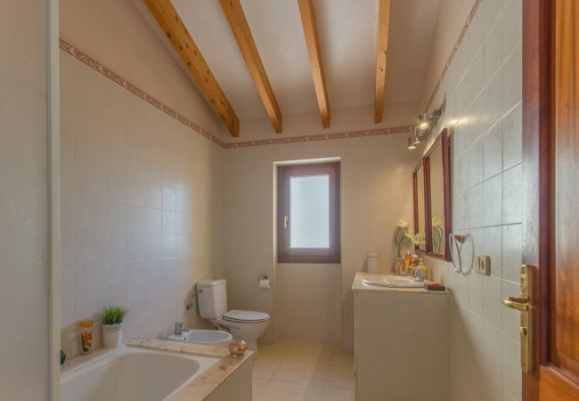 Townhouse for 6 persons in Búger, Mallorca 3 double bedrooms, 2 bathrooms, garden, terrace, BBQ, fireplace, free WIFI, heating, AC in living room and some bedrooms.