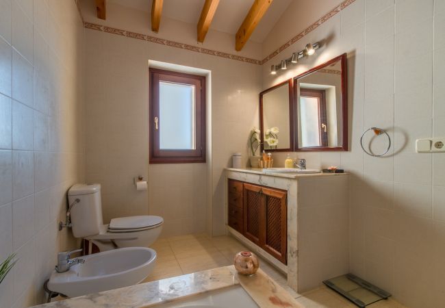 Townhouse for 6 persons in Búger, Mallorca 3 dormitorios dobles, 2 baños, jardín, terraza, BBQ, chimenea, WIFI gratis, calefacción, AC en salón y algunos dormitorios.